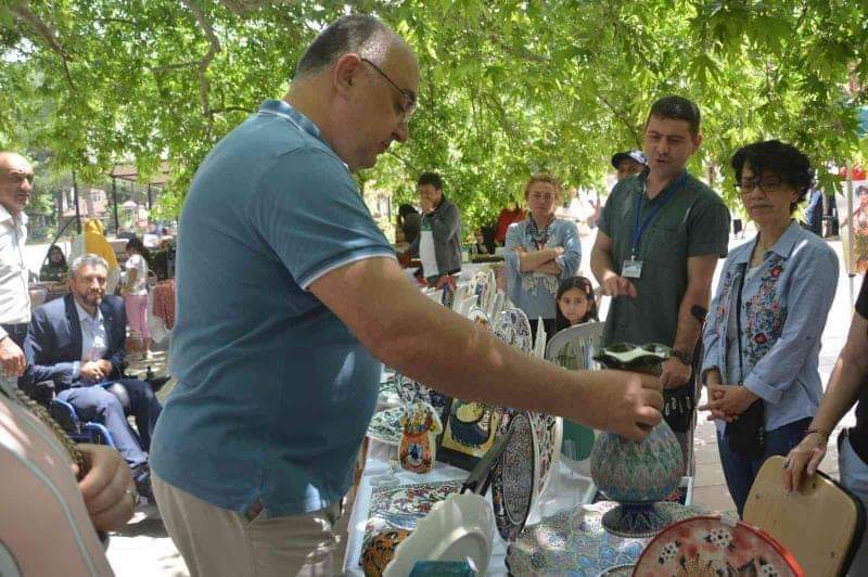 Ni̇ksarda “Hayat Boyu Eği̇ti̇m Haftası” Nedeni̇yle Sergi̇ Açıldı