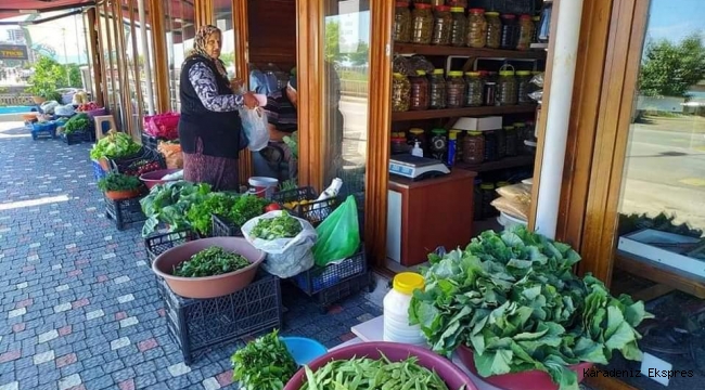 Giresunlu kadınlar, evde yaptıkları yöresel ürünleri kadınlar pazarında satıyor