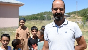 MESLEĞİNE ÂŞIK ERHAN ÖĞRETMEN, KÖYDEKİ ÖĞRENCİLERİNİ TATİLDE DE YALNIZ BIRAKMIYOR