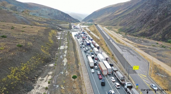 Heyelan nedeniyle kapanan Erzincan-Sivas kara yolu tek şeritli ulaşıma açıldı 