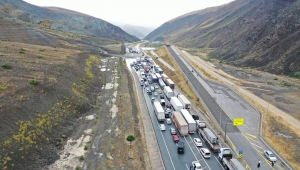 Heyelan nedeniyle kapanan Erzincan-Sivas kara yolu tek şeritli ulaşıma açıldı 