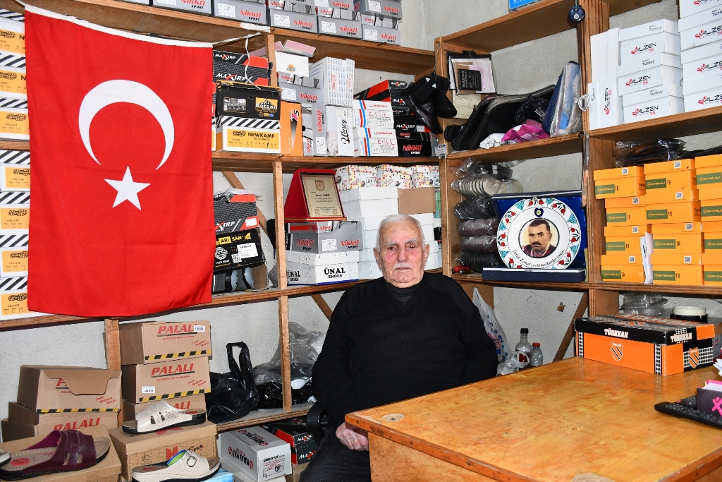 85 YAŞINDA SABAH 7'DE DÜKKÂNINI AÇIYOR