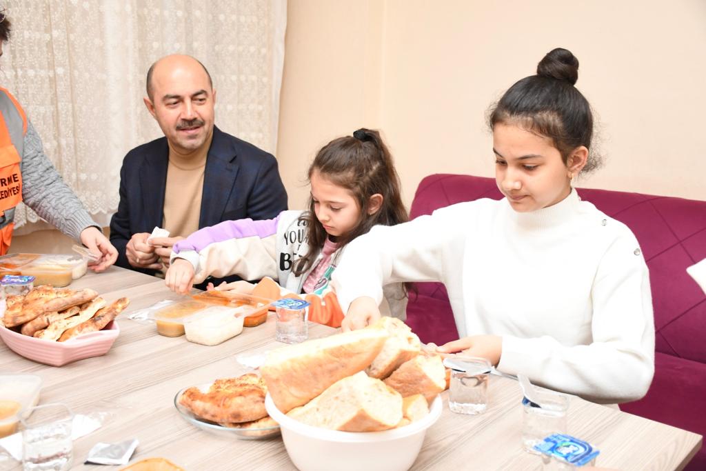 Başkan Kılıç iftarı depremzede aileyle yaptı