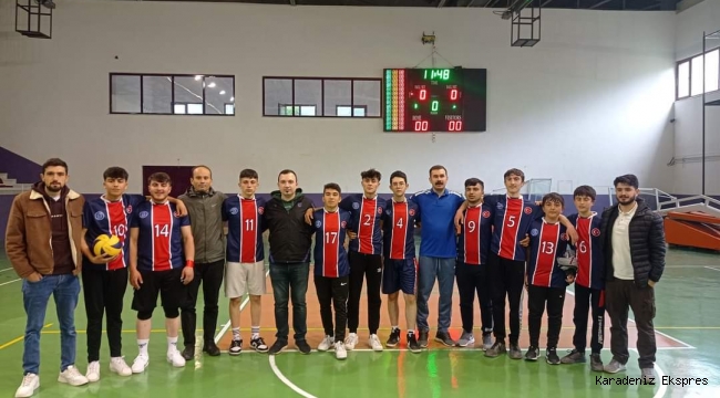 Gölköy de Okullar arası voleybol turnuvası nefes kesen maçlarla devam ediyor