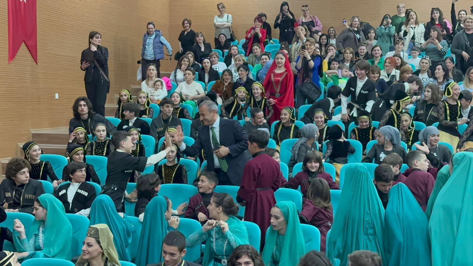 Gürcistan'ın dünyaca ünlü Ratiani Folklor Grubu 