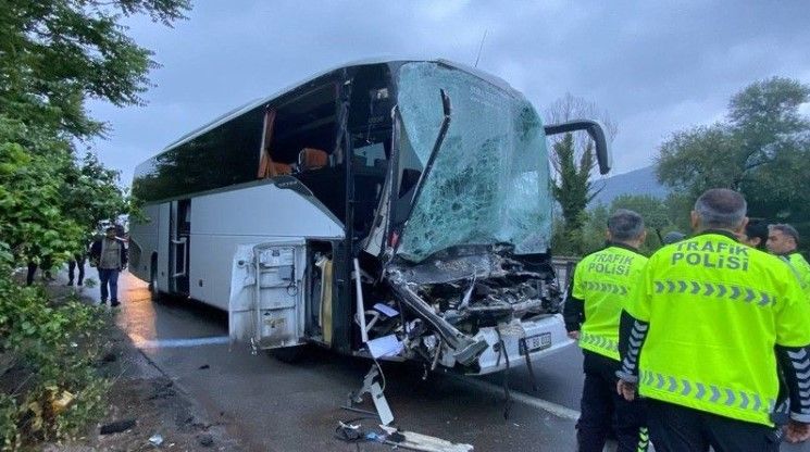 İstanbul’dan Ordu’ya oy kullanmak için giden vatandaşların bulunduğu otobüs dönüş yolunda kaza yaptı