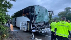 İstanbul’dan Ordu’ya oy kullanmak için giden vatandaşların bulunduğu otobüs dönüş yolunda kaza yaptı