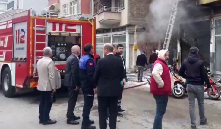 Terme’de bir motosiklet tamirhanesinde yangın çıktı.