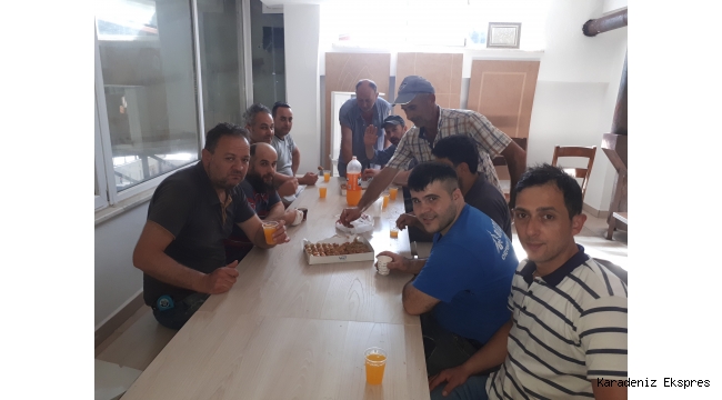 EYT'den Emekli olan inşaat ustası Ali Öz-den , iş arkadaşlarına baklava ikram etti.