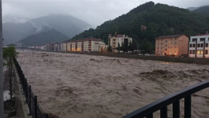 Karadeniz'de cadde ve sokakları su bastı. Samsun'da sele kapılan bir kişinin cansız bedeni çıkarıldı