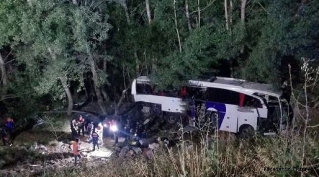 YOLCU OTOBÜSÜ ŞARAMPOLE YUVARLANDI 12 ÖLÜ VAR !