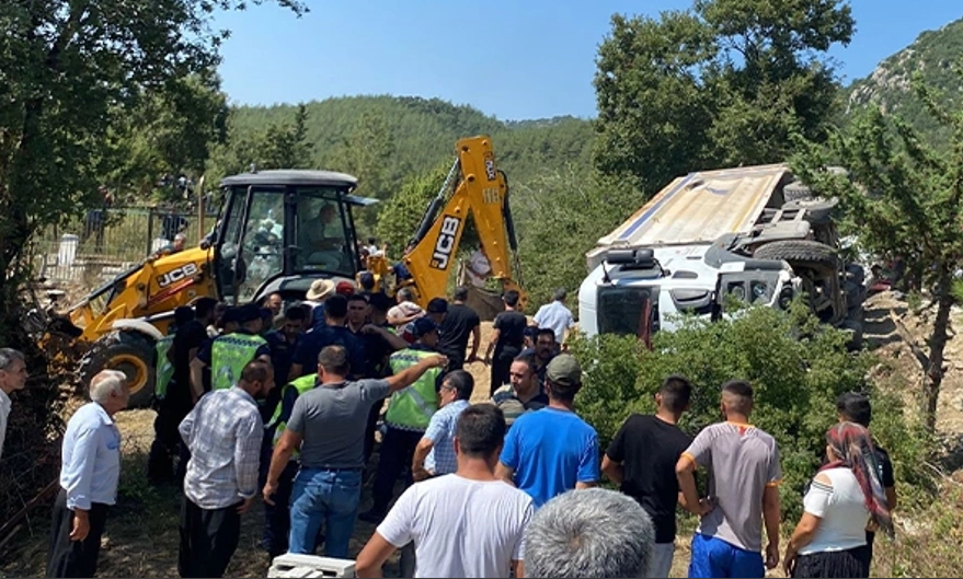 Freni boşalan kamyon cenaze namazı kılanların arasına daldı! 5 kişi öldü ,25 Kişi yaralı...