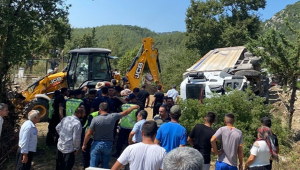 Freni boşalan kamyon cenaze namazı kılanların arasına daldı! 5 kişi öldü ,25 Kişi yaralı...
