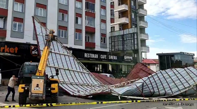 Samsun'da binanın çatısı kara yoluna uçtu Yol trafiğe kapandı 