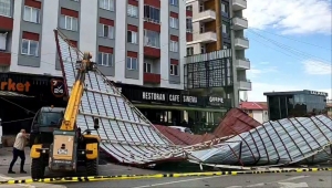 Samsun'da binanın çatısı kara yoluna uçtu Yol trafiğe kapandı 