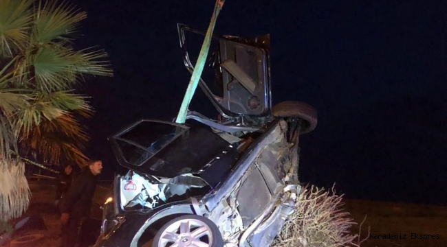 Rize'de takla atan otomobilin ağaca çarpması sonucu 2 kişi öldü 3 kişi yaralandı