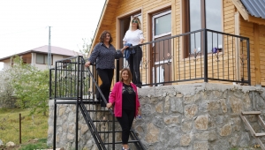  Üç kız kardeş aldıkları destekle memleketlerine tatil köyü kurdu