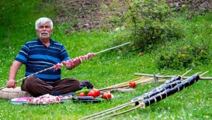 Coğrafi̇ İşaretli̇ Tokat Kebabı Almus İlçesi̇nde Farklı Lezzete Dönüşüyor 