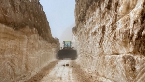 Rize'de yüksek rakımlı yayla yollarında kar temizleme çalışmaları sürüyor