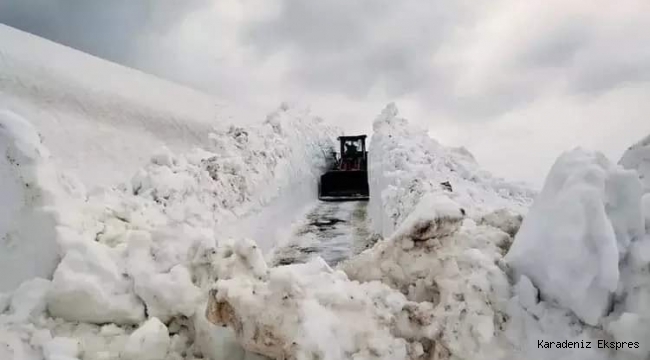  SAHİLDE 30 DERECE SICAKLIK, YAYLA YOLLARINDA KAR TEMİZLEME ÇALIŞMASI