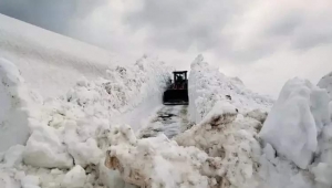  SAHİLDE 30 DERECE SICAKLIK, YAYLA YOLLARINDA KAR TEMİZLEME ÇALIŞMASI