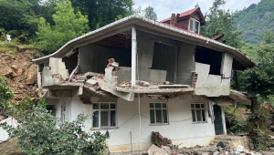  Gürgentepe'de şiddetli yağmur ve selden etkilenen bölgelere müdahale edildi