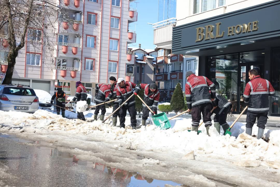 ALTINORDU BELEDİYESİ’NDEN YOĞUN KAR TEMPOSU 
