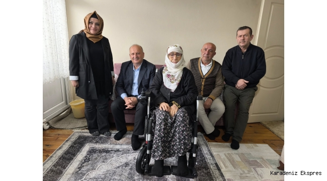 ÜNYE 'DE YÜRÜME GÜÇLÜĞÜ ÇEKEN VATANDAŞ AKÜLÜ SANDALYESİNE KAVUŞTU