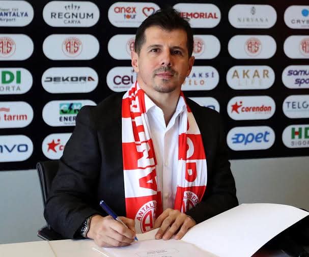 “Sen Antalyaspor’un teknik direktörü değil misin?