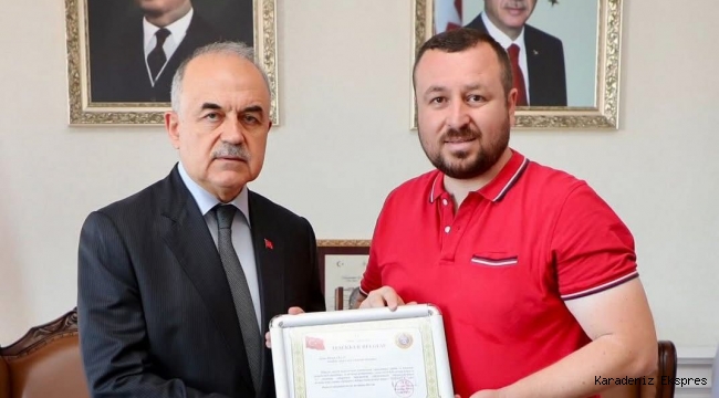 VALİ EROL'DAN AA MUHABİRİNE TEŞEKKÜR BELGESİ 