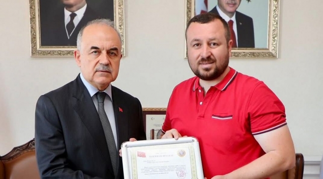 VALİ EROL'DAN AA MUHABİRİNE TEŞEKKÜR BELGESİ 