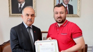 VALİ EROL'DAN AA MUHABİRİNE TEŞEKKÜR BELGESİ 