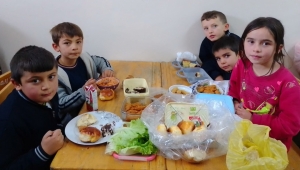 AKSU KÖYÜ ÖĞRENCİLERİ NİHAYET SICAK YEMEĞE KAVUŞTU 
