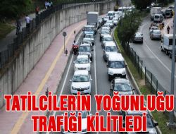 Tatilcilerin yoğunluğu, şehir merkezinde trafiği kilitledi