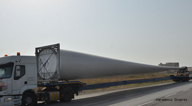 68 metre uzunluğundaki rüzgar türbininin kanadı tırlarla taşındı