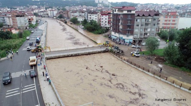 8 adet köprümüzde tahribat oluştu, bunların bir tanesi sahil yolunda olmak üzere 7 adedi göçtü, hizmet veremiyor