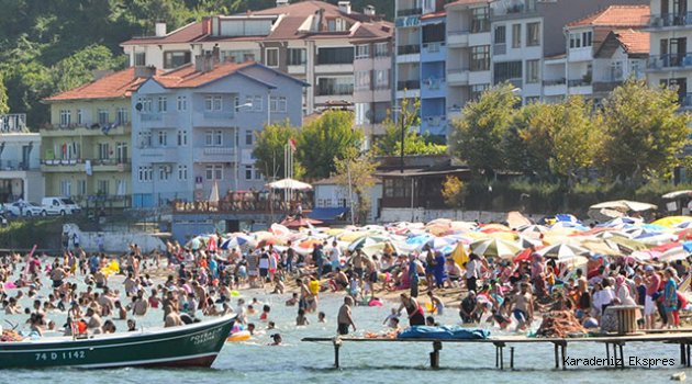 Amasra'daki plajlarda şemsiye açacak yer kalmadı