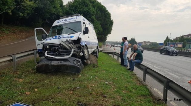 Ambulans bariyerlere çarptı: 3 yaralı