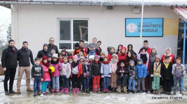 Atkı ve bereler çocukların "görmedikleri kardeşlerini" ısıttı