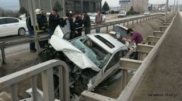 Bariyere saplanan otomobilden sağ çıktı