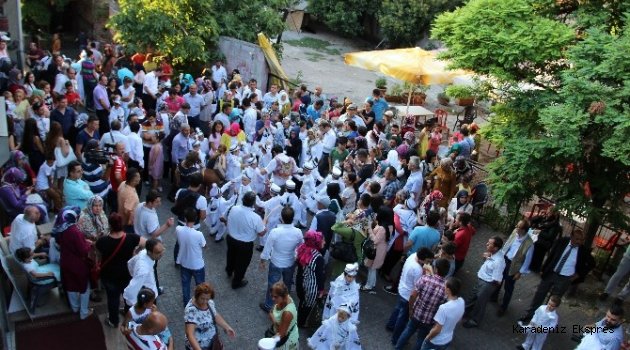 Beşiktaş taraftarları sünnet şöleni düzenledi