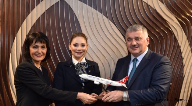 Bilal Ekşi, THY uçağında doğuma yardımcı olan kabin ekibini ağırladı