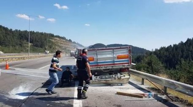 Bolu'da seyir halindeki tırın dorsesi yandı