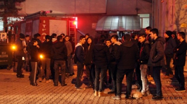 Bolu'da çıkan yangında ahır ve samanlık yanarken, 2 büyükbaş hayvan telef oldu