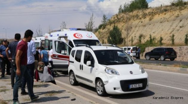Çankırı'da hafif ticari araç polislere çarptı