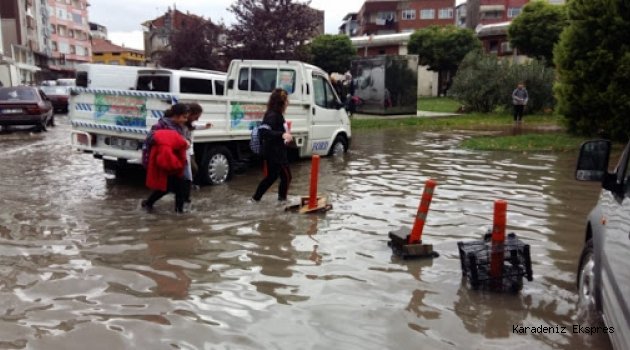 Çarşamba'da sağanak etkili oldu