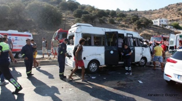 Düzce'de minibüs ile otomobil çarpıştı: 11 yaralı