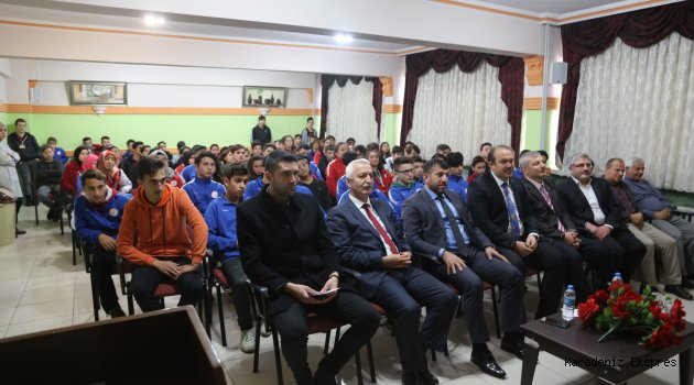Genç, Sporda Başarıya Giden Yolu Gençlerle Paylaştı