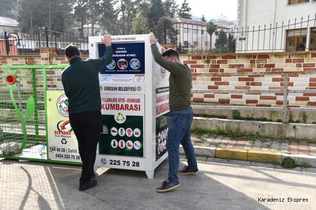 Giysi ve ayakkabılar çöpe değil kumbaraya atılacak