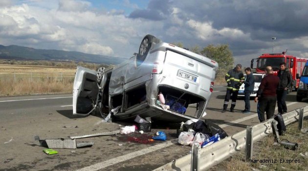 Hafif ticari araç takla attı: 2 ölü, 4 yaralı